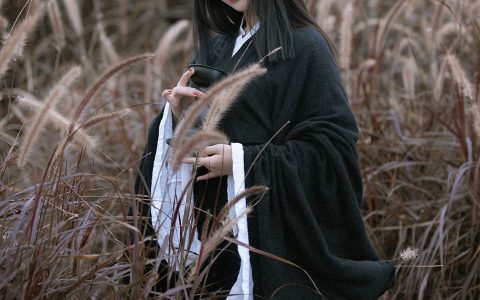 梨一依《暗河》 – YiTuYu艺图语