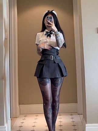 粉丝热议卡通百科老王，纹身颜值搭配让她大红大紫