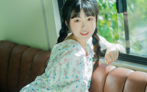 藏在巴士角落的快乐小清新 少女 写真集 – YiTuYu艺图语