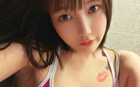 星野咪兔微博活跃，时尚衣品凹凸身材凸显女人味