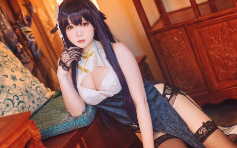 霜月shimo娃娃脸魅力不减，红色旗袍展现妩媚身材