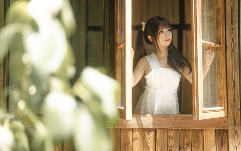 蠢沫沫护士服照片欣赏,可爱俏皮的自然流露