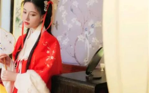 年年nnian身材苗条的美女COS博主 – 最新拜年图点绛唇展现过年的热烈气氛