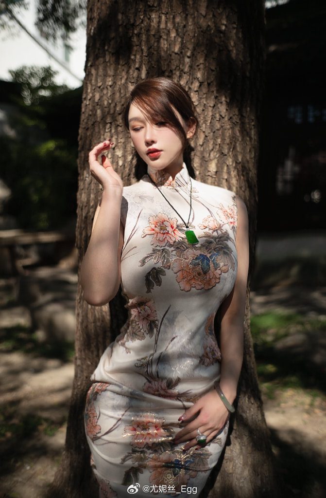 egg尤妮丝白色蕾丝衣裙作品资源，完美身姿和颜值引领新潮流
