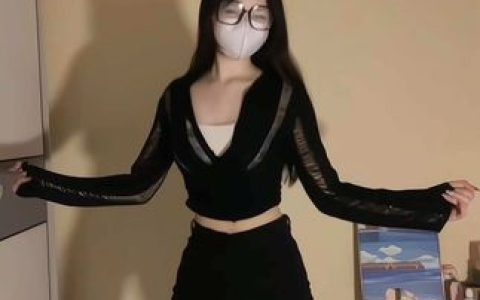 emo的木青微密圈嘉宾作品图展示，绿色森林中展现简约时尚连衣裙