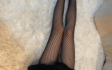 HY小雅展现火爆大长腿和个性穿搭，引领粉丝追求自信独特的风格