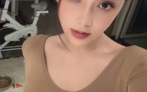 抖音奶雯最新微密圈作品资源《小秀一下》展现独特时尚穿搭技巧