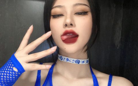 抖音博主柒柒还活着日常美照图集，展现时尚穿搭和美丽生活