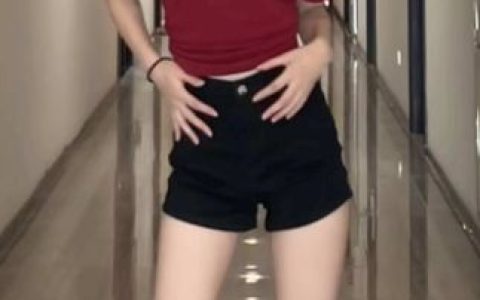 初初不乖cc展现不乖一面，朋友圈图集美照流出令人惊艳