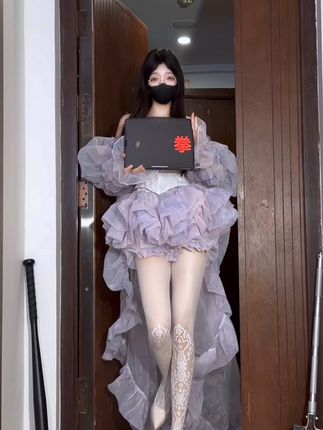 桂芬坐拍微密圈女神的完美身姿与迷人容颜，让人心驰神往