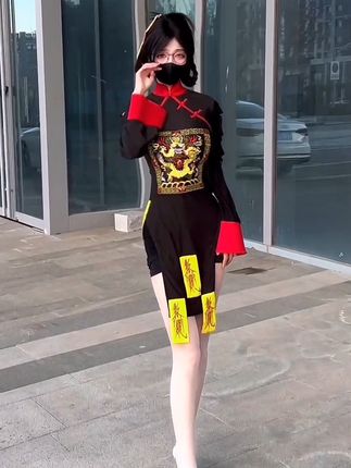 桂芬坐拍微密圈女神的完美身姿与迷人容颜，让人心驰神往