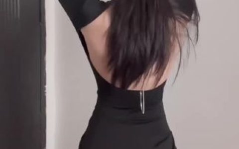 蒙蒙子z微密圈作品藏族牧女装扮,清新天蓝与羊皮靴在草原上的魅力