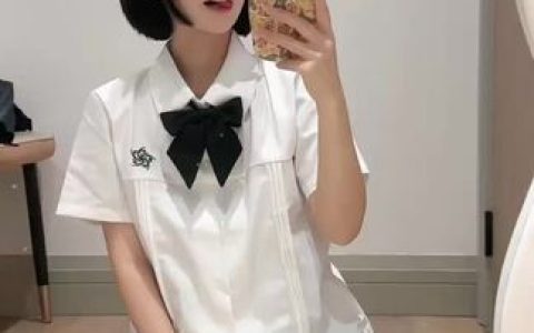 王胜利微密圈中的小生活带来的JK裙穿搭,清新可爱引发粉丝热议