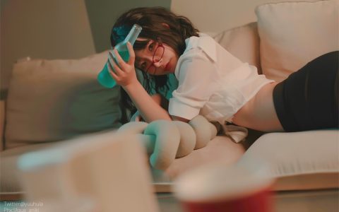 近距离感受yuuhui玉汇自拍写真C系列《圣诞礼物》,洋溢节日氛围的视觉盛宴