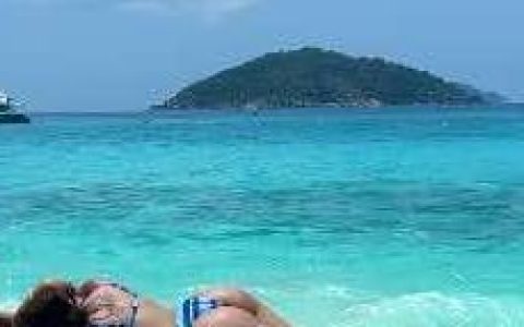 洁己u的艺术创作与摄影风格分析,分析她的艺术创作与摄影风格