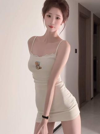 肚脐小师妹的跳舞视频与舞蹈音乐配合，分析肚脐小师妹跳舞视频中的舞蹈动作与音乐配合