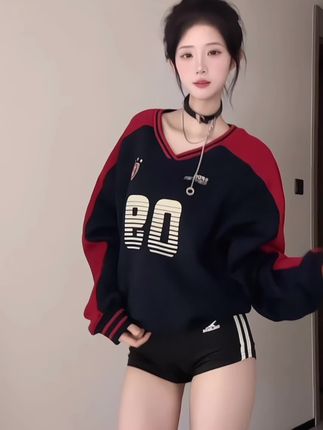 肚脐小师妹的跳舞视频与舞蹈音乐配合，分析肚脐小师妹跳舞视频中的舞蹈动作与音乐配合