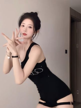 肚脐小师妹的跳舞视频与舞蹈音乐配合，分析肚脐小师妹跳舞视频中的舞蹈动作与音乐配合