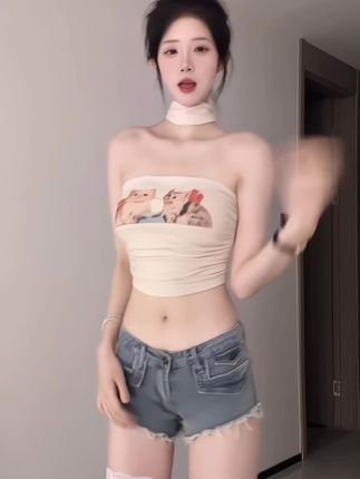 肚脐小师妹的跳舞视频与舞蹈音乐配合，分析肚脐小师妹跳舞视频中的舞蹈动作与音乐配合