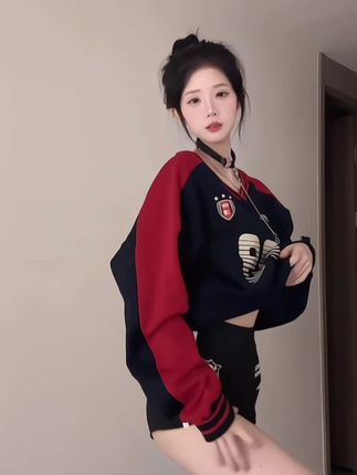 肚脐小师妹的跳舞视频与舞蹈音乐配合，分析肚脐小师妹跳舞视频中的舞蹈动作与音乐配合