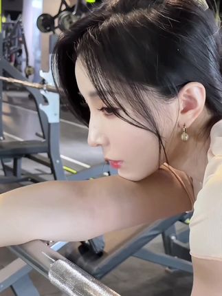 李嘉欣97身高体重揭秘，完美比例背后的健康秘诀