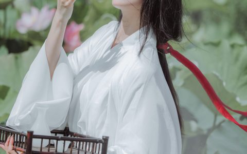 柒苡安《荷花》 – YiTuYu艺图语