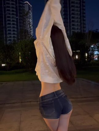 魔女小岚岚的风采，她的神秘形象如何吸引数百万粉丝？