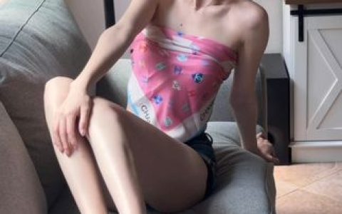 粥粥酱女装大佬身份揭秘,她的反串造型为何吸引人?