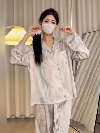 蓝云小园加特林热舞的独特魅力，为何广受粉丝追捧？