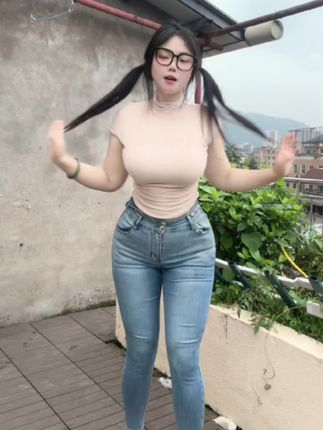 微密圈可爱的肉巴性感套装新作，最新视频限时开放