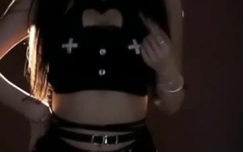 南妹儿直播间秀舞蹈为了造福水友防娘防超管,直播策略