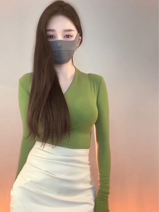 斗鱼何菱群舞蹈视频，收集她在群内的舞蹈视频，随时观看
