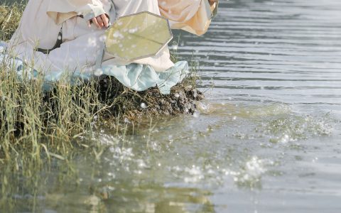 岳红橙黄绿蓝靛紫铮《山水之间 》 – YiTuYu艺图语