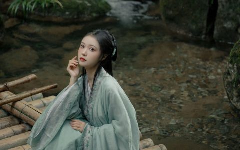 梨一依《轻舟》 – YiTuYu艺图语