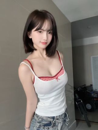 02uiii跳舞时的幽默瞬间，看她如何在舞蹈中融入笑点