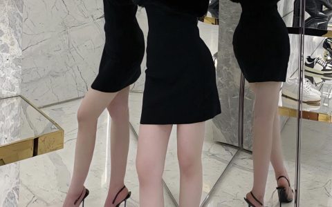 不爱笑的赛琳微博精选,她的时尚穿搭与美脚