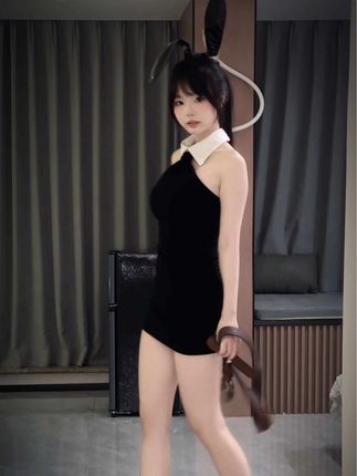 网易CC灰灰娜大尺度定制舞蹈，高颜值高挑美女的热辣演出