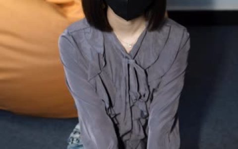 白龙猫女粉嫩足底复古造型来袭，白龙猫女咖啡色丝袜造型详解