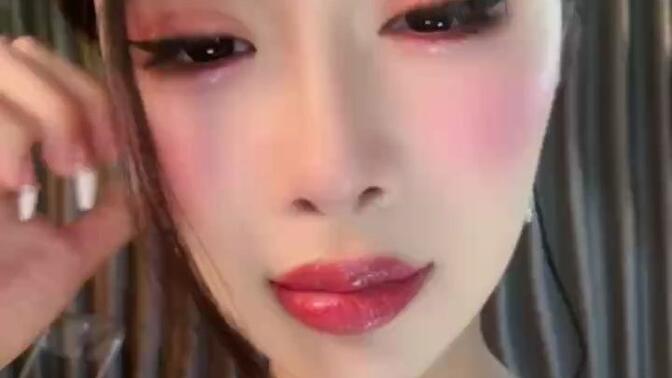 小恩雅舞蹈每一场演出都是一场视觉盛宴，如何观看小恩雅的舞蹈表演，捕捉每一个精彩瞬间