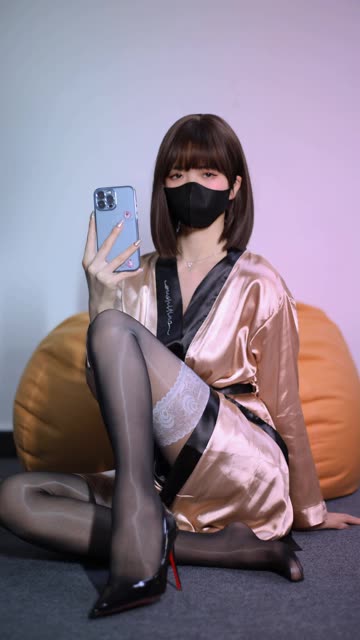 白龙猫女粉嫩足底复古无弹力作品亮相，白龙猫女复古风格的足底展示独特韵味赏析