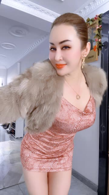 虎牙主播小海臀大尺度定制舞蹈，丁字开腿舞姿引爆全场