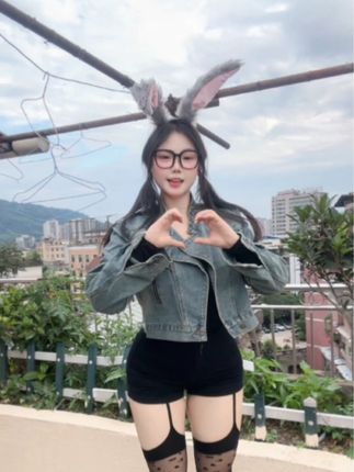 微密圈黑丝女神再现，可爱的肉巴最新性感视频限时分享