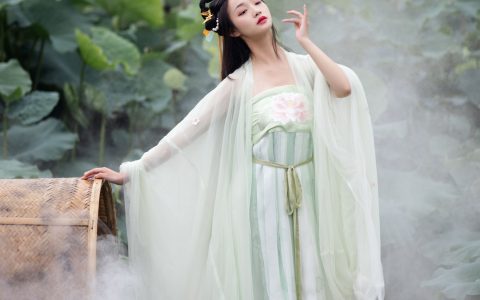 凌子兮《荷》 – YiTuYu艺图语