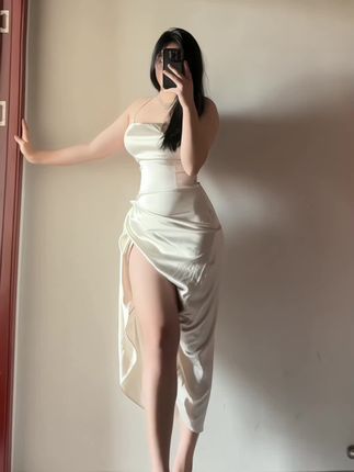 梨型身材辣妹秋秋不要吃鱼，对镜拍摄的艺术与表达
