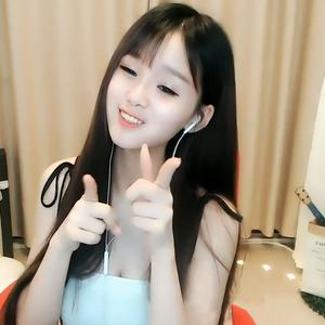 斗鱼何菱舞蹈激光舞，欣赏她结合激光特效的精彩舞蹈演绎
