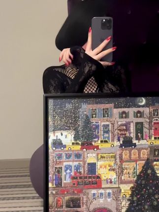 保守的妻子怼镜头吊带袜写真，微密圈粉丝们热议的作品