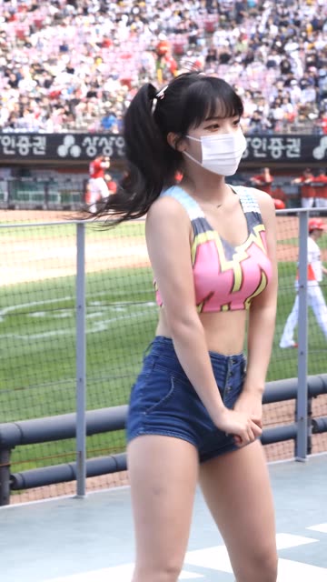 抖音猪饲料微密圈资源流出，双马尾黑丝造型引爆网络