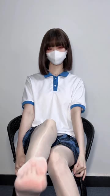 白龙猫女粉嫩足底复古造型来袭，白龙猫女咖啡色丝袜造型详解
