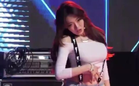 BJ韩国女团直播跳舞不容错过的精彩表现,观看BJ韩国女团的精彩直播跳舞瞬间