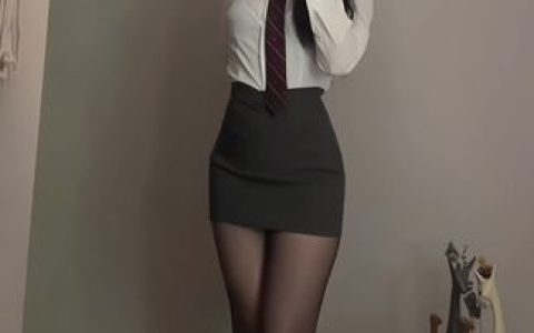 慢慢听秋不吃鱼的歌声，喜欢她的歌更喜欢她的作品